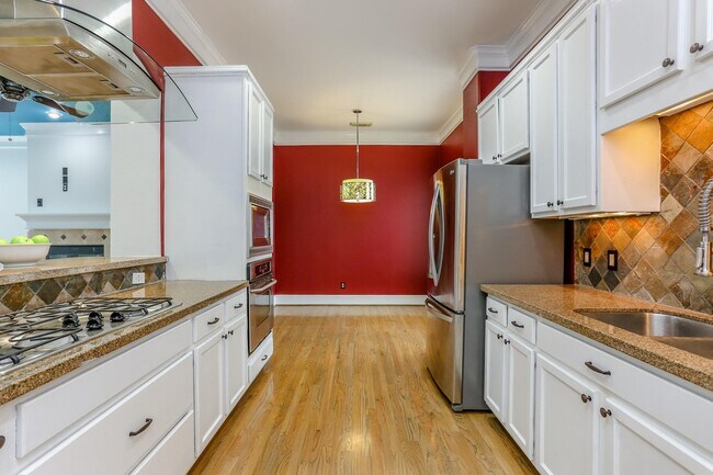 Building Photo - 306 Enid St