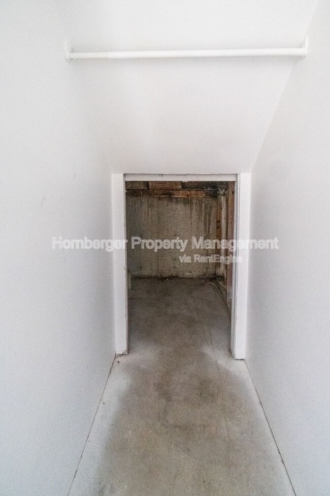 Building Photo - 1631 E Rowan Ave