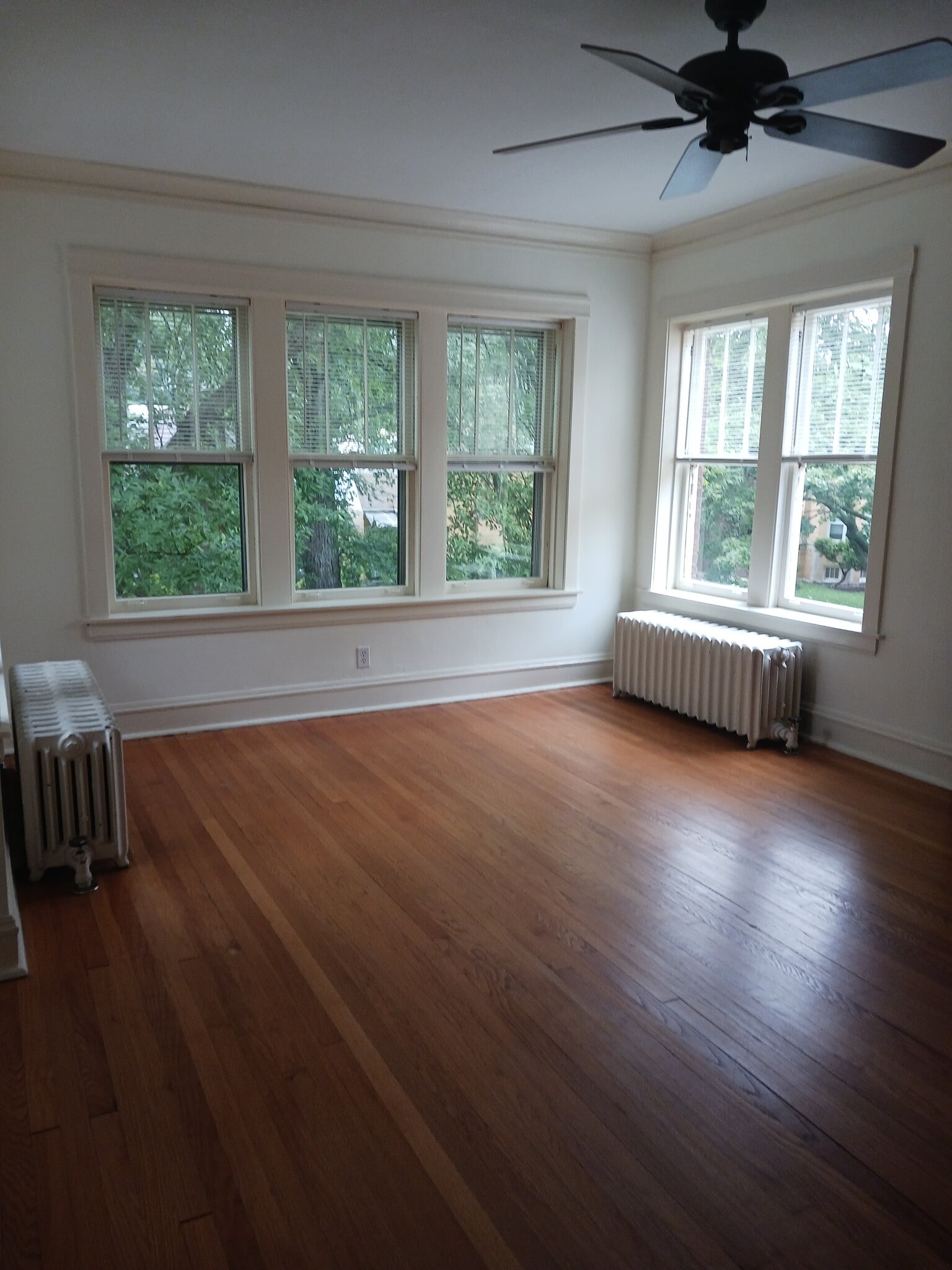 Building Photo - 5727 N Washtenaw Ave