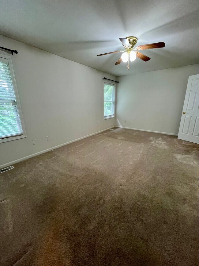 Building Photo - Duplex | 2 Bed | 2 Bath