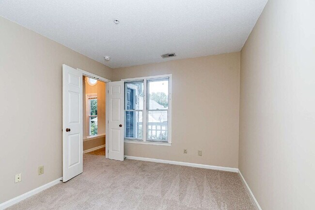 Building Photo - Chic & Cozy Condo in the heart of Raleigh!