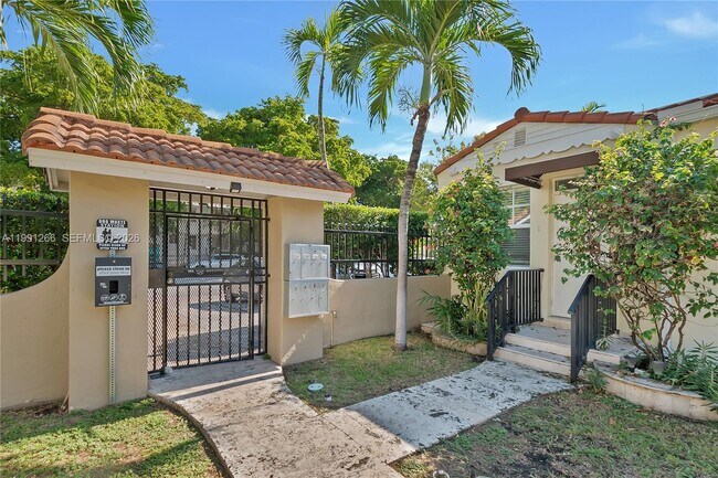 Building Photo - 814 Lenox Ave.