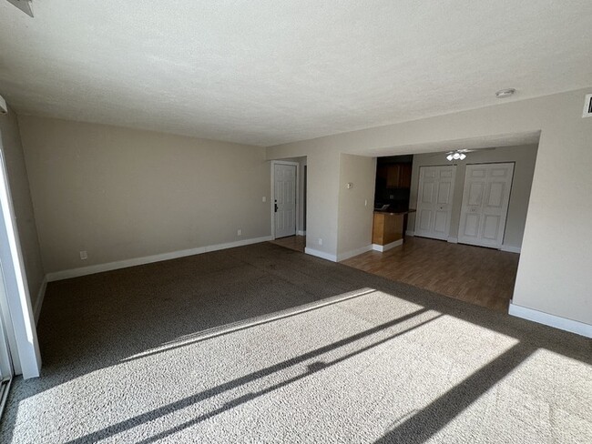 Building Photo - Villas of Cascade 2 Bedroom Condo Upper Unit