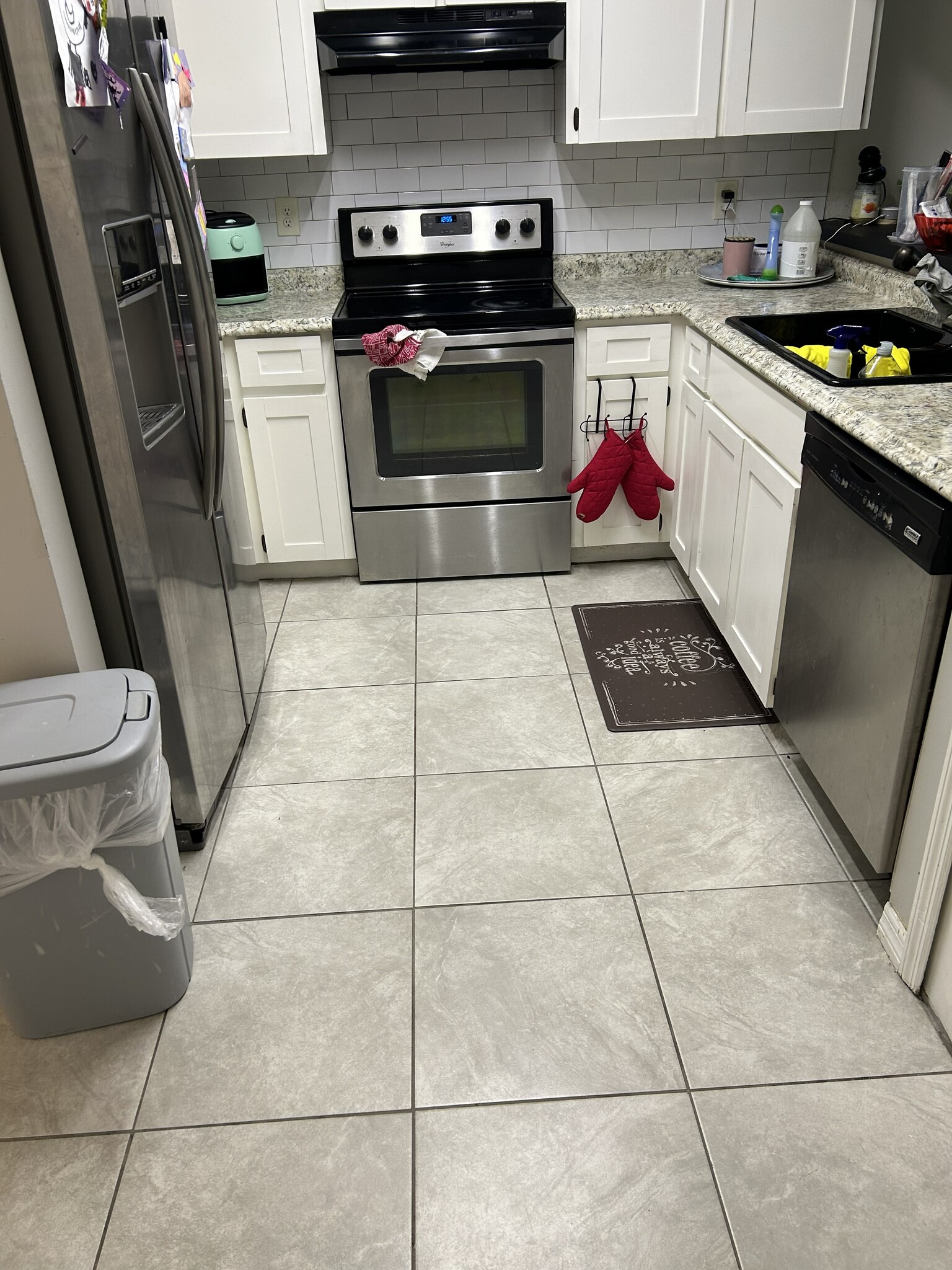 kitchen - 650 E Warren Ave