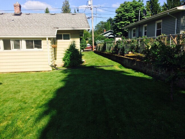Building Photo - 2 bed, 1 bath Located in Sumner Neighborhood!!!