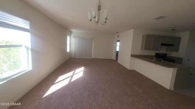 Building Photo - 550 Armoyan Wy