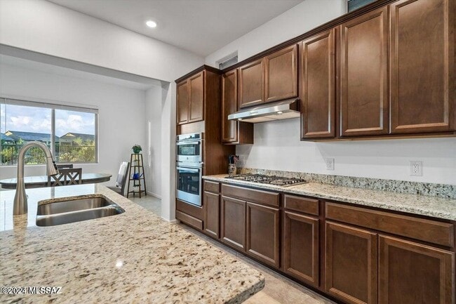 Building Photo - 10623 N Iron Peak Dr