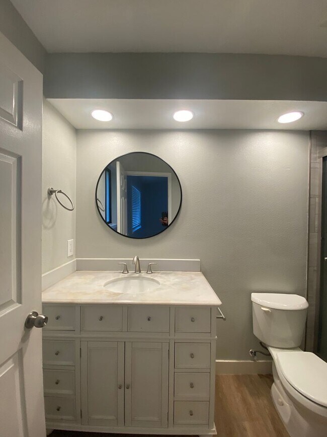 Building Photo - Recently Remodeled 3 BD 2 BA House in a Desirable SW Bakersfield