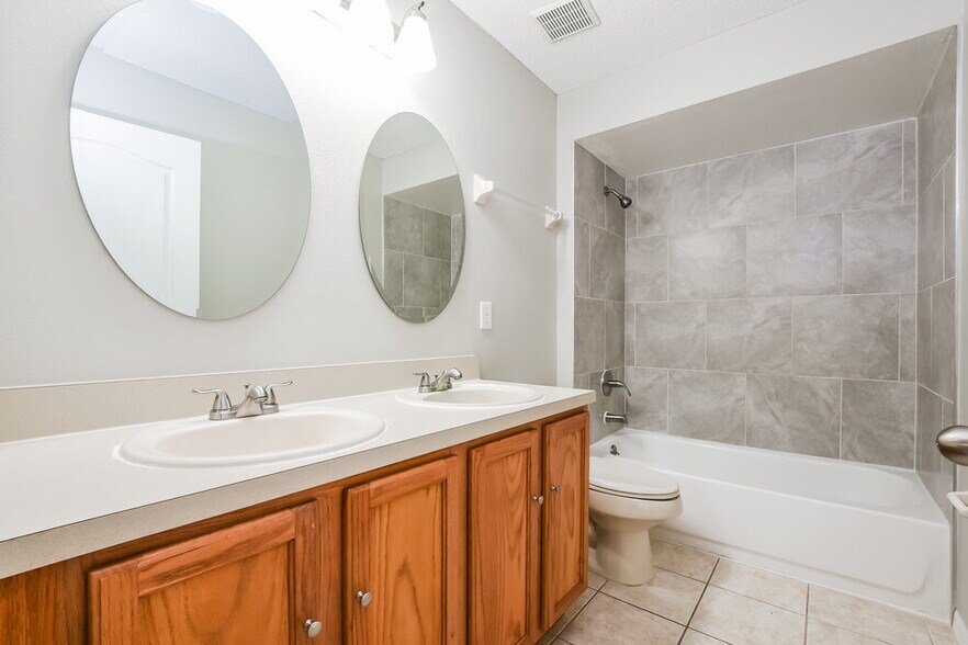 Building Photo - 2613 Deck Ave