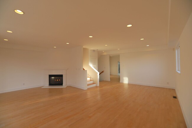 Building Photo - Bayview: Modern Townhome 4 bedroom 2 1/2 B...