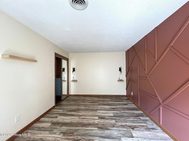 Building Photo - 125 Mallard Cove