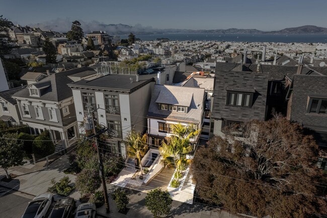 Building Photo - 2470 Broadway