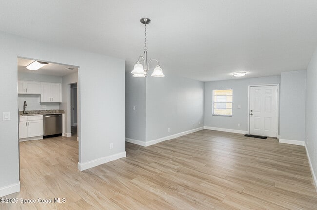 Building Photo - 317 Sun Dial Ct