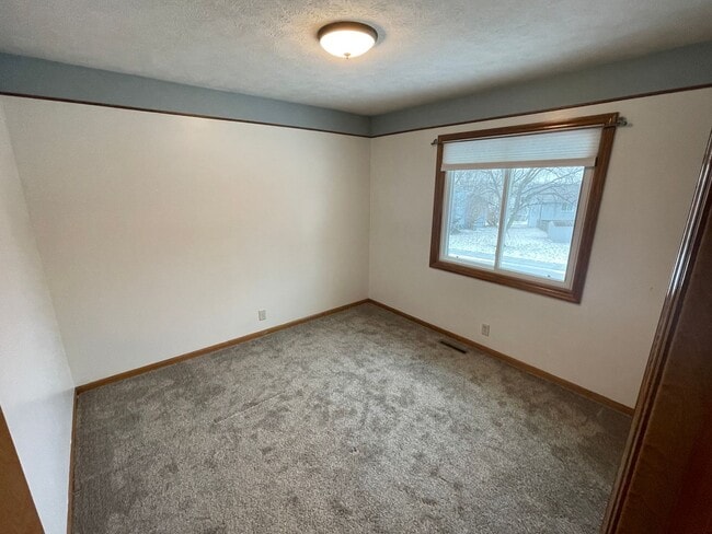 Building Photo - Updated Kitchen!