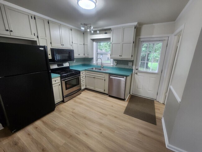 Building Photo - Beautiful and spacious 3 bedroom 1 bath ho...