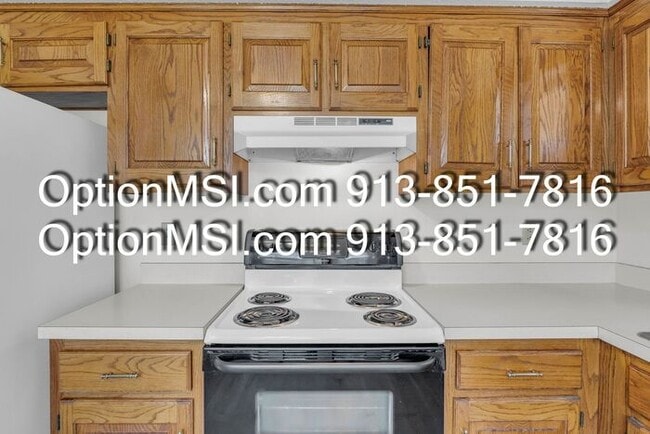 Building Photo - Spacious Townhome!