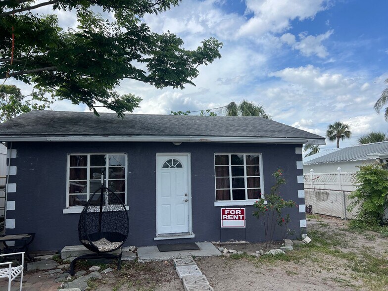 Building Photo - 1806 36th Ave W