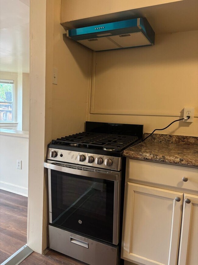Building Photo - FREE PETS & LAUNDRY INCLUDED! Newly Renovated 3BR Downtown Golden Apt on Quiet Dead-End Street