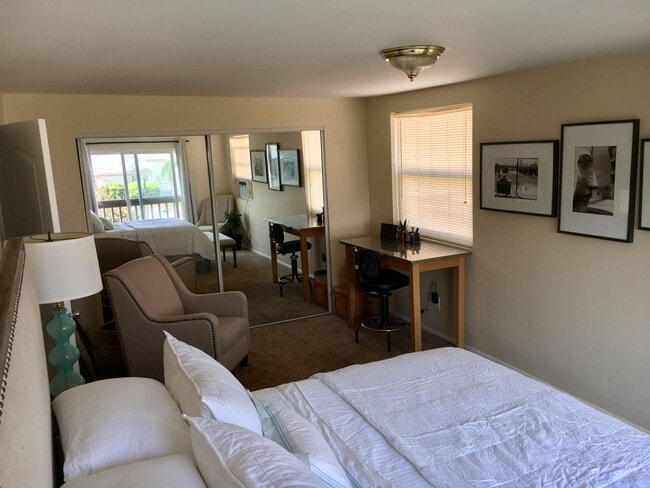 Master sitting area - 974 W 20th St