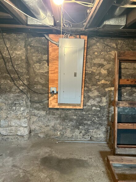 Building Photo - 118 E Kossuth St