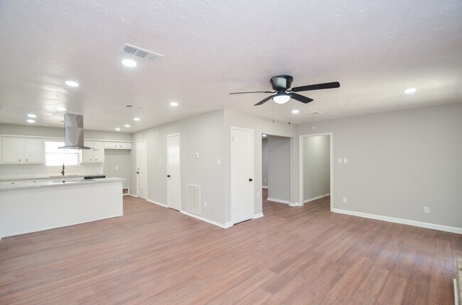 Building Photo - 123 Cypress Ln