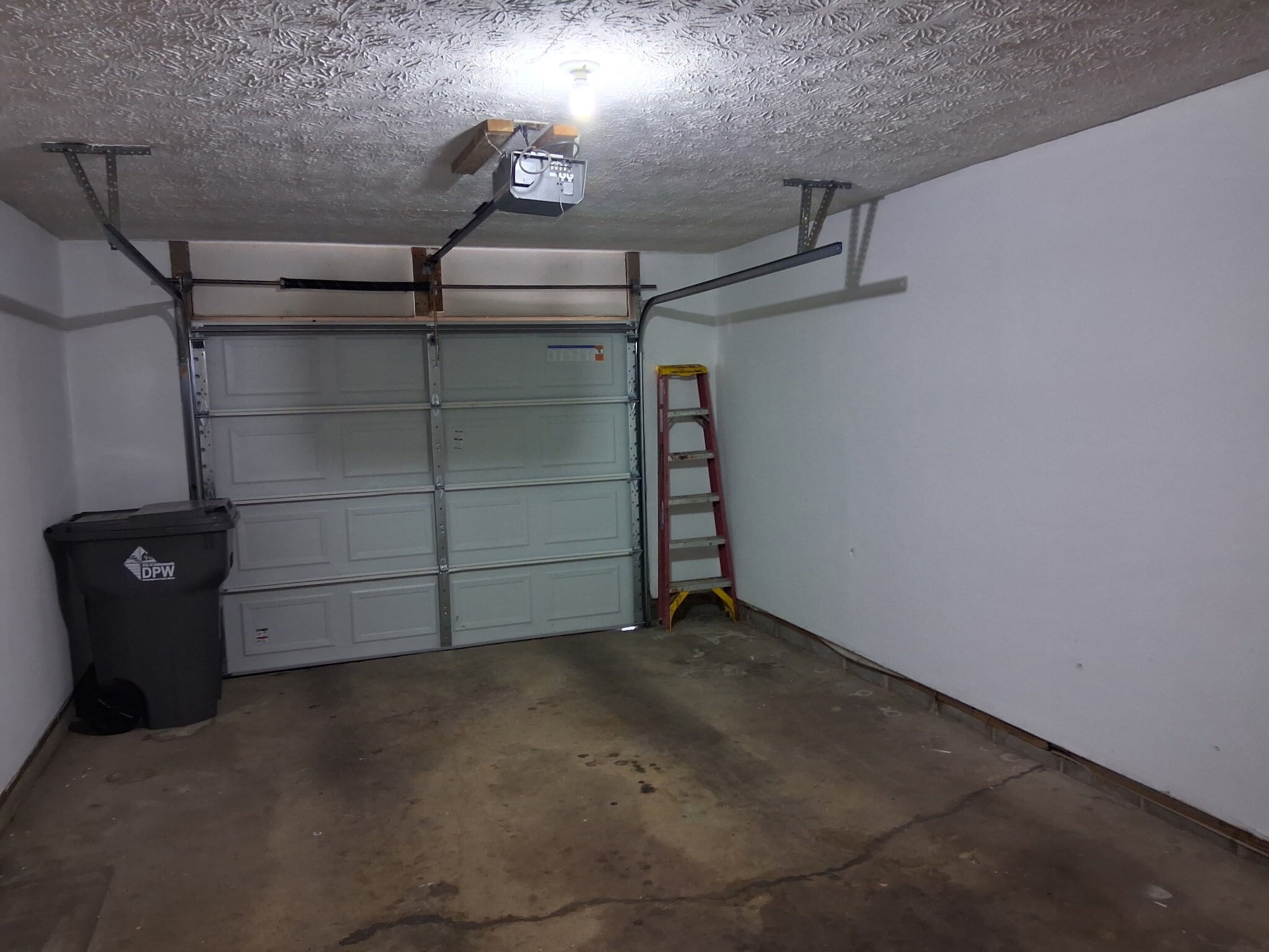 1.5 car garage - 1858 Queensbridge Cir