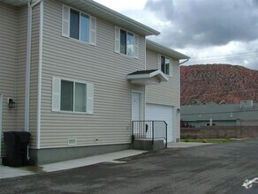 Building Photo - Room in 3 bed 2.5 bath townhome.