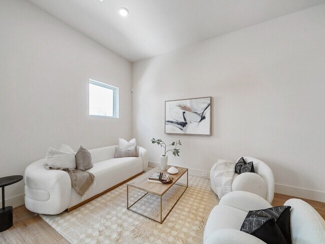 Building Photo - 859 Rachel St