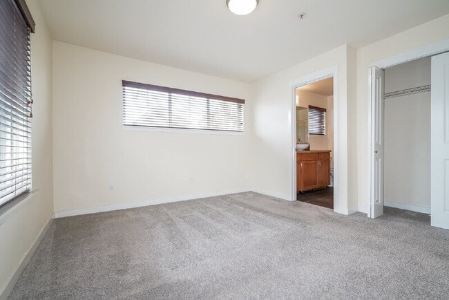 Building Photo - 2400 NE Park Dr