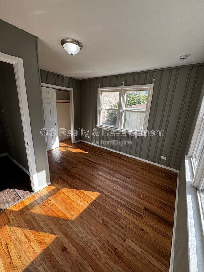 Building Photo - 11347 S King Dr