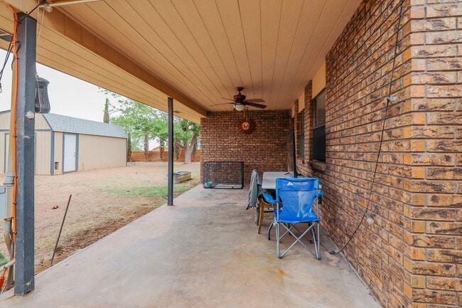 Building Photo - Spacious 3 Bedroom 2 bath with Solar Panels