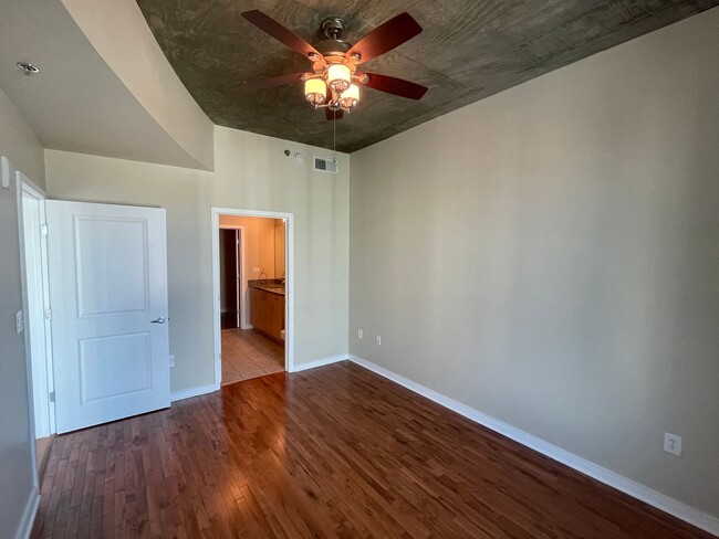 Building Photo - Eclipse 2 Bedroom + 2 Bath in Heart of Buc...