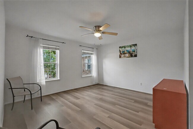 Building Photo - 357 N Post Oak Ln