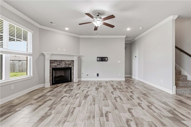Building Photo - 931 E Skyline Lp