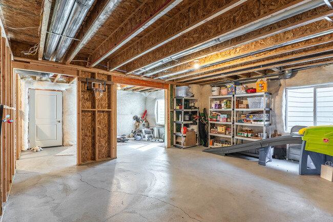 Building Photo - 948 S Old Farm Rd