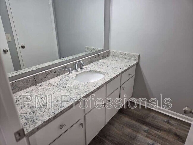 Building Photo - 2929 Selena Dr