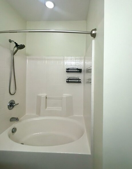 Building Photo - 111 Fountain Pointe Ln