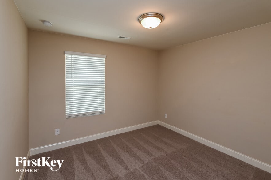 Building Photo - 9147 Marion Oaks Dr