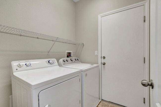 Building Photo - 3 Bedroom Split Level Home in Centennial H...