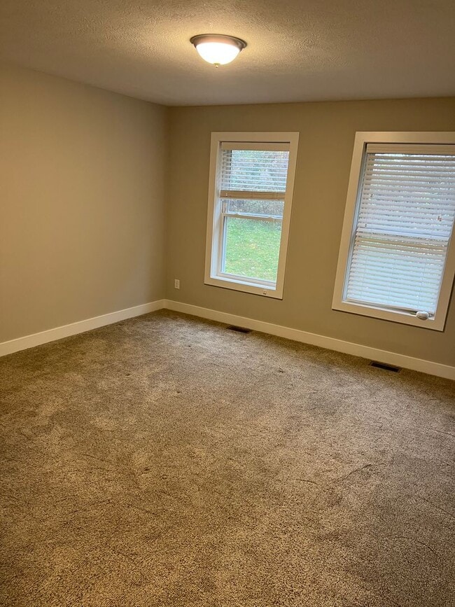 Building Photo - Beautiful 3 bedroom 2 1/2 bath house