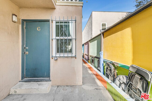 Building Photo - 717 Ocean Front Walk