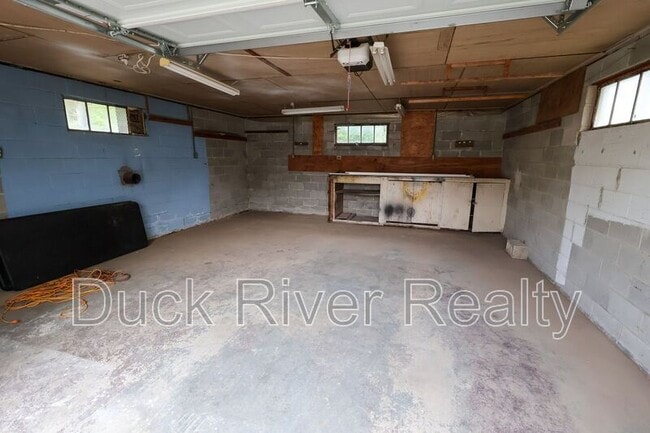 Building Photo - 504 W 6th St