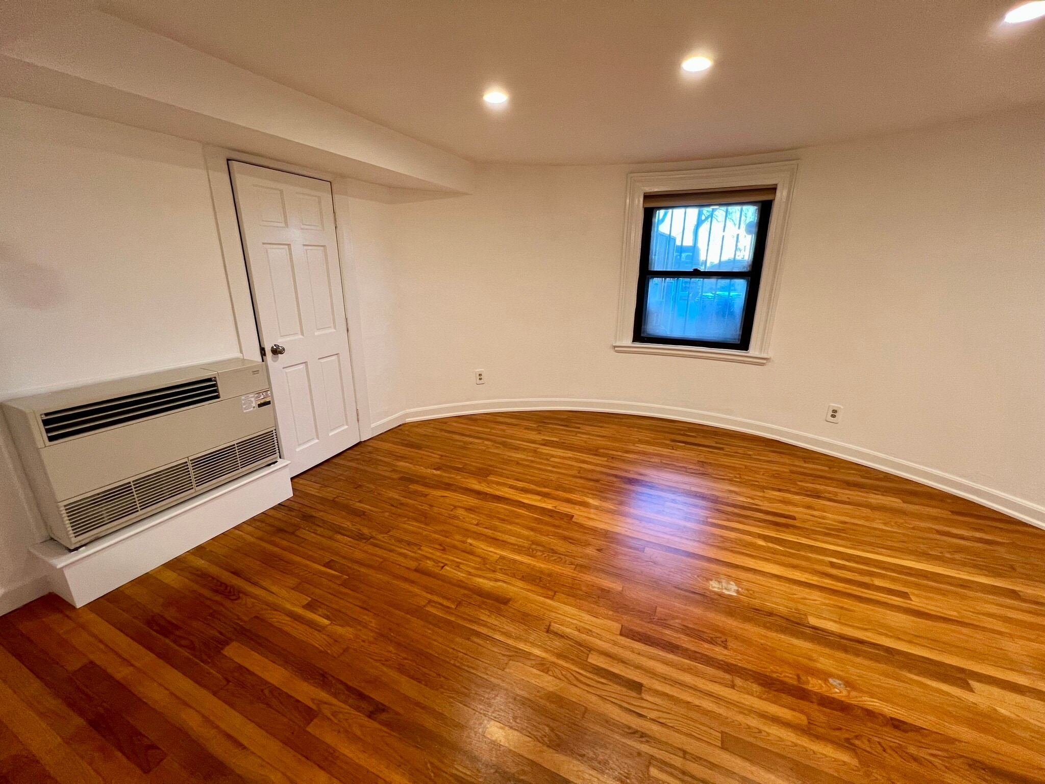 Building Photo - 242 Beacon St