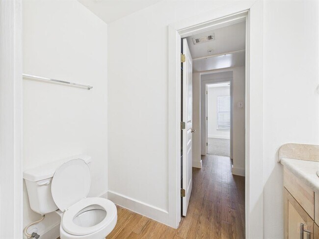Building Photo - 711 W 32nd St