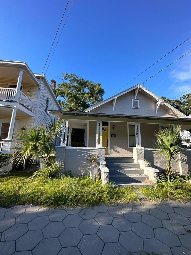 Building Photo - Fully Renovated 4/1-Single Family  Availab...