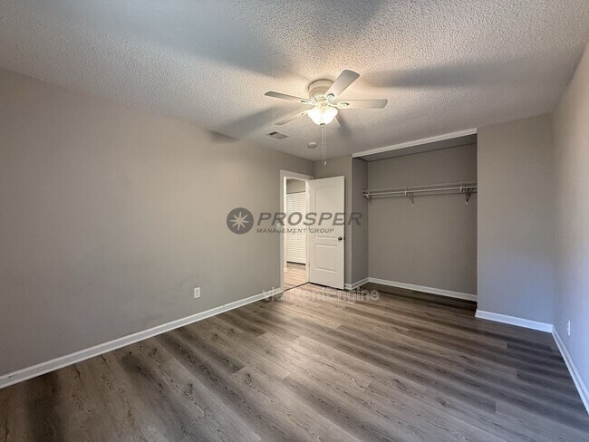 Building Photo - 1047 Oakcrest Dr