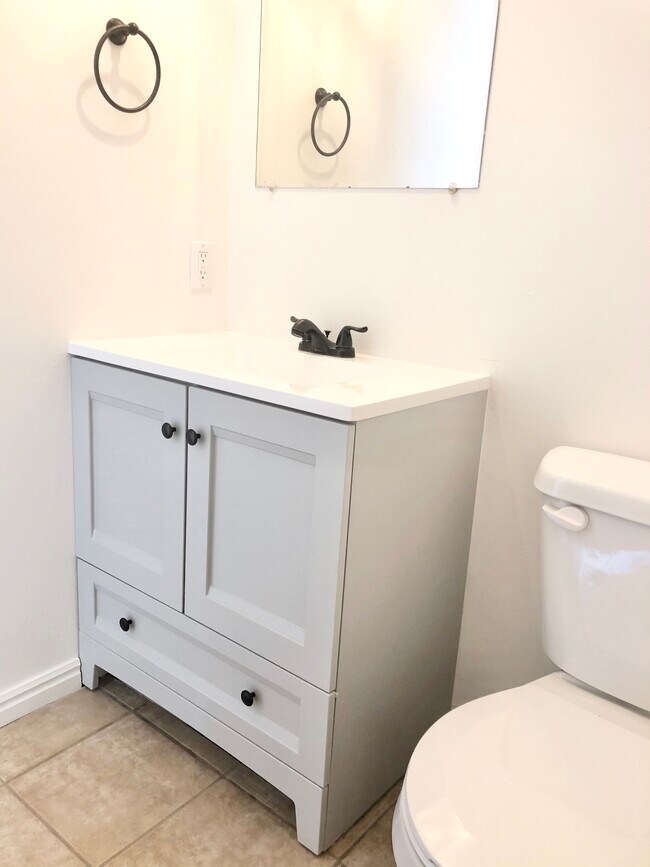 Extra powder room with modern finishes - 81 S 220 W