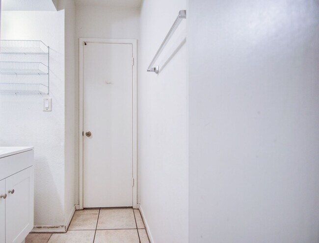Building Photo - Charming 3 bedroom Townhome near MCC & Med...