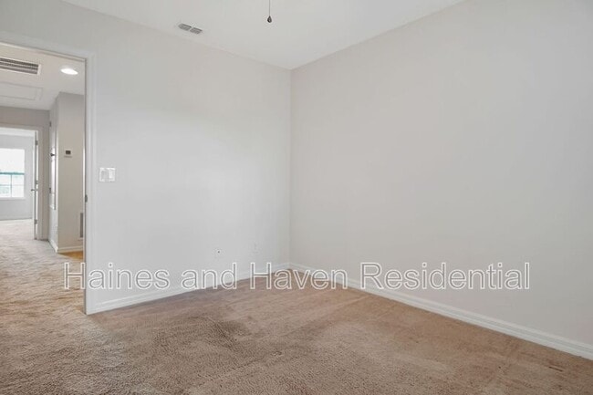 Building Photo - 164 Primrose Dr