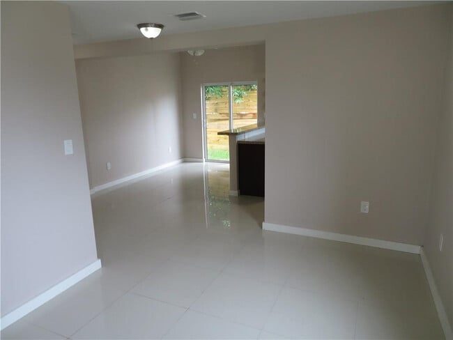 Building Photo - 1944 Sheridan St